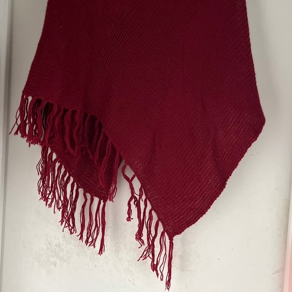 BCBG NWOT 100% alpaca burgundy fringed poncho - Picture 10 of 10